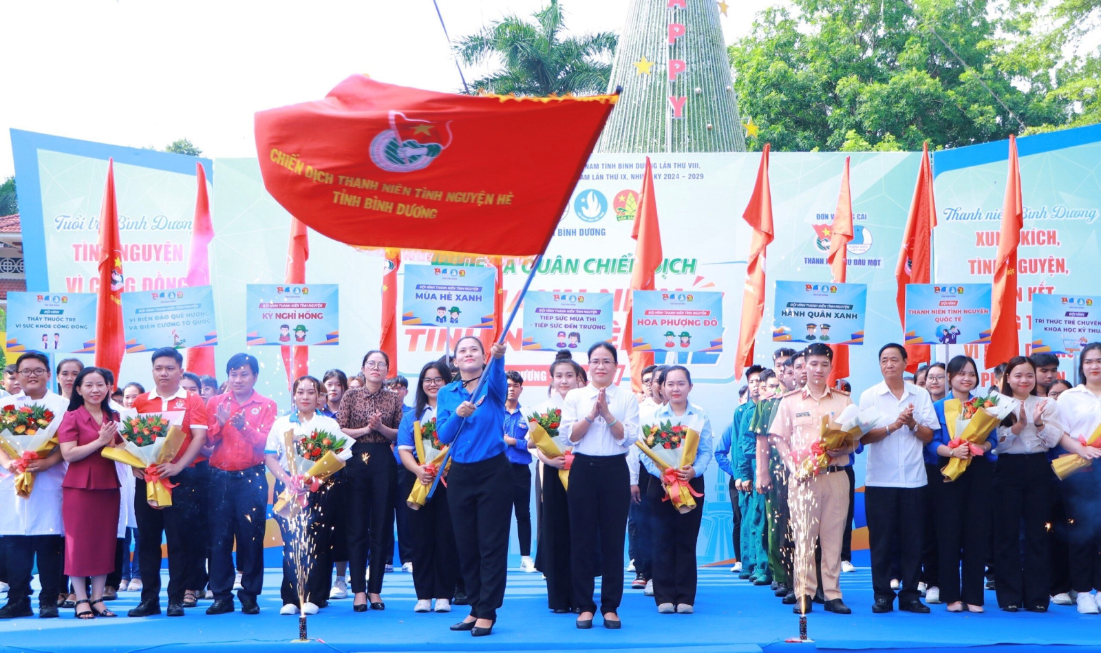 Đồng chí Trần Thị Diễm Trinh, Bí thư Thư đoàn phất cờ phát động ra quân Chiến dịch thanh niên tình nguyện hè tỉnh